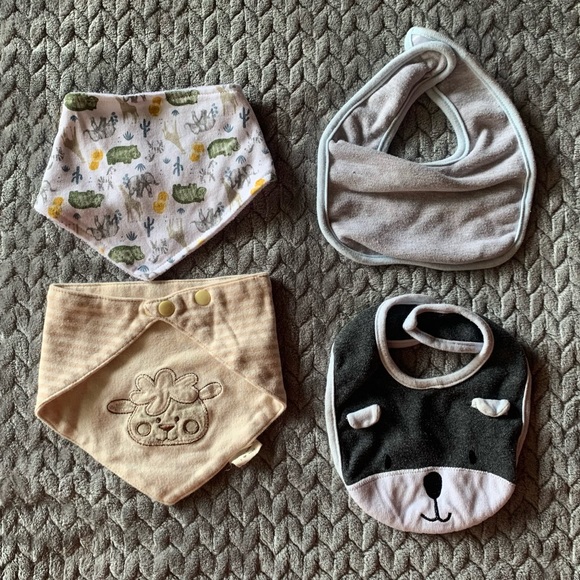 Baby Linen Lot; 4 Bibs, Hooded Towel, 3 Pack and play Sheets, 4 Burp Cloths - Picture 11 of 14